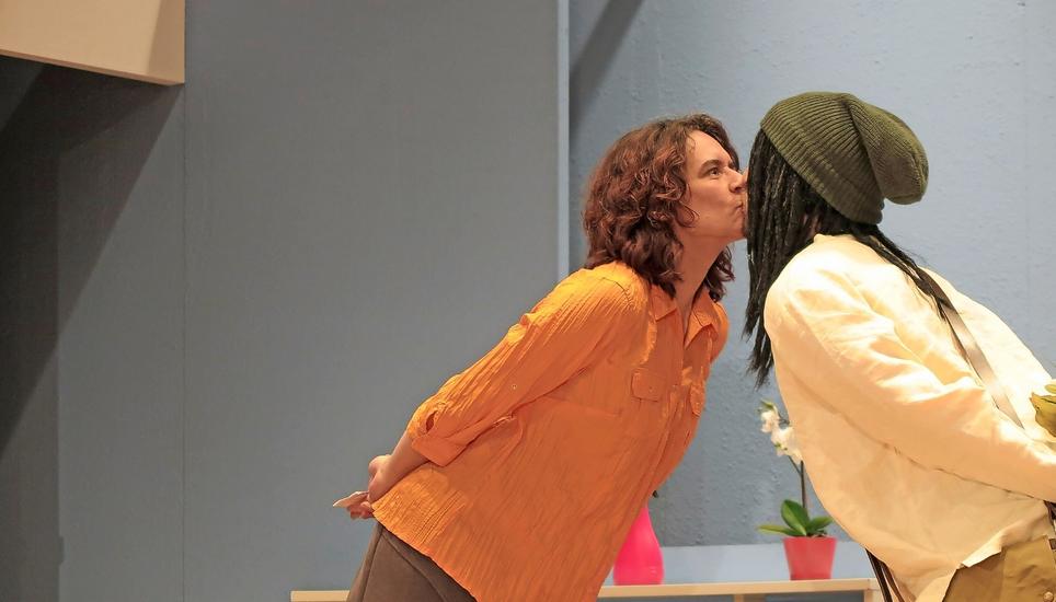 Bei den Proben des Theaters Wilchingen wurden auch Bühnenküsse geübt. Bild: Rolf Hauser