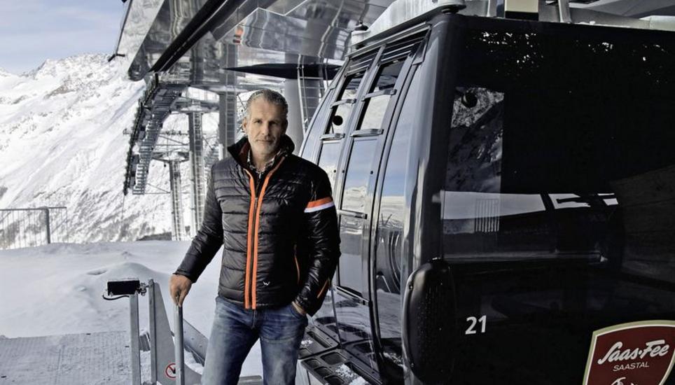 «Wir mussten uns neu erfinden»: Rainer Flaig, CEO der Saastal Bergbahnen AG, auf dem Spielboden im Skigebiet von Saas-Fee. Die neue Spielboden-Bahn wurde im letzten Winter in Betrieb genommen – gleichzeitig mit der Saisonabo-Aktion, die schweizweit für Furore sorgte. Bilder: Daniel Jung