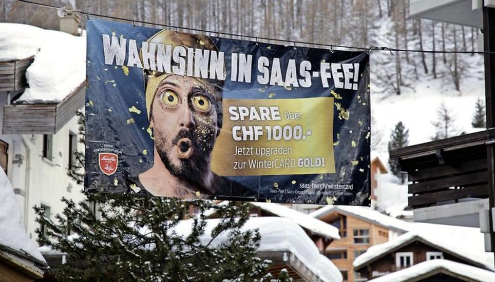 «Wahnsinn in Saas-Fee»: Auch im Walliser Dorf wird das Sparangebot intensiv beworben.