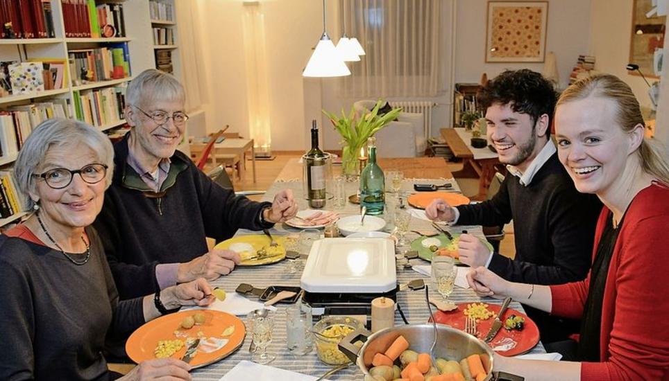 Raclette haben die Gäste bisher noch nie gegessen. BILD SELWYN HOFFMANN