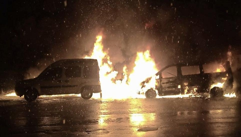 Zwei Fahrzeuge brannten an der Neutalstrasse komplett aus. BIild: shpol