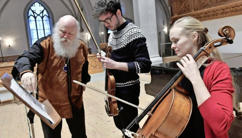 Intensives Arbeiten am Musikstück: Komponist und Pianist Werner Bärtschi macht Francisco Hernando Deheza Macua und Suzanne van Duuren Verbesserungsvorschläge. Bild: Michael Kessler