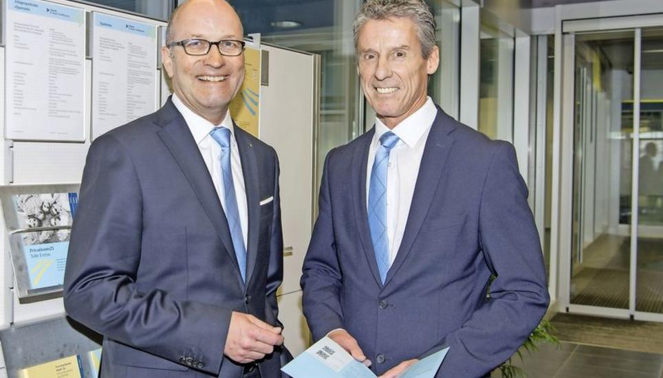 Lorenz Laich (links) und Christian Heydecker freuen sich über den gestiegenen Gewinn der Clientis BS Bank. Bild: Jeannette Vogel