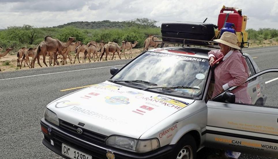Die 80-jährige Julia Albu ist quer durch Afrika gereist und will jetzt mit ihrem Toyota nach London. Bild: ZG