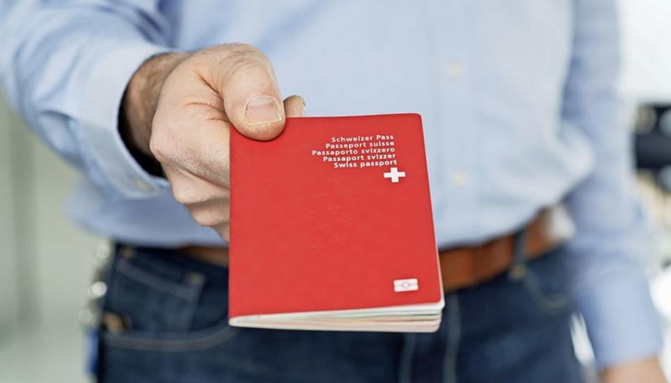 Bei getrennt lebenden Eltern mit gemeinsamem Sorgerecht braucht es beide Unterschriften für den Pass der Kinder. Bild: Key