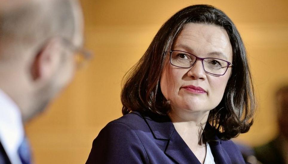 Fraktionschefin Andrea Nahles soll die erste Frau an der Spitze der SPD werden und Martin Schulz (l.) beerben. Bild: Key