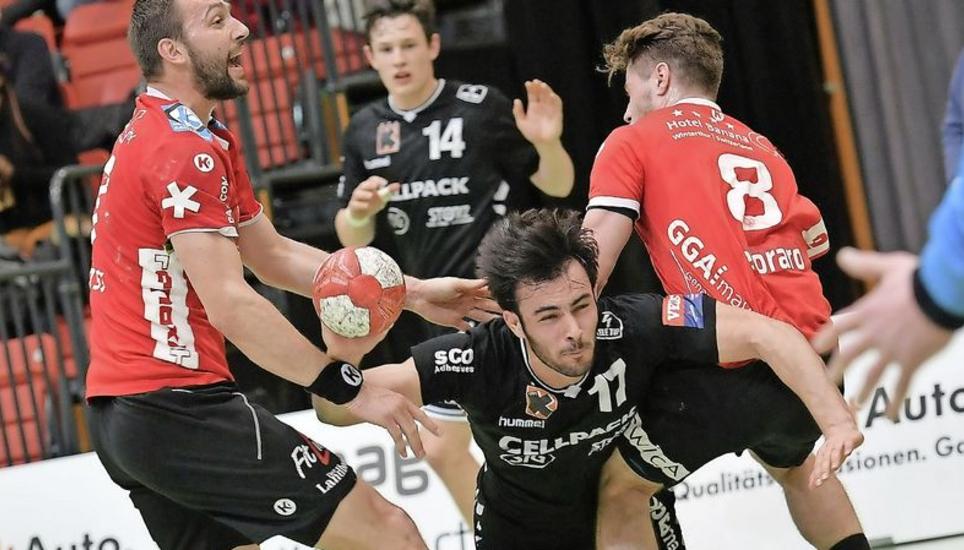 Rückraum Pouya Norouzi (Mitte) war einer der wenigen Kadetten-Spieler, die sich gegen die Schlappe wehrten. Bild: M. Kessler