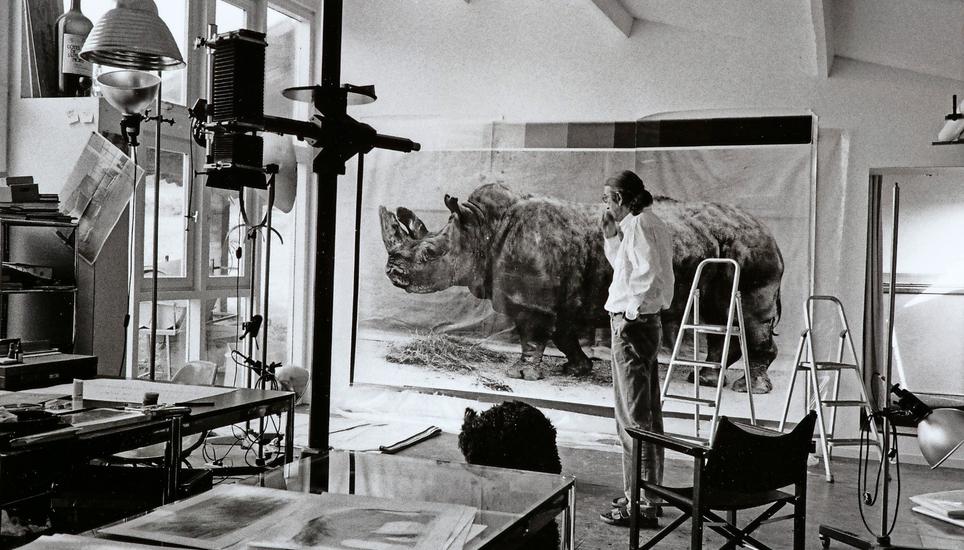Balthasar Burkhard hatte ein feines Gefühl für den richtigen Moment: Hier steht der Fotograf im Jahr 1995 in seinem Atelier. Bild: Estate Balthasar Burkhard