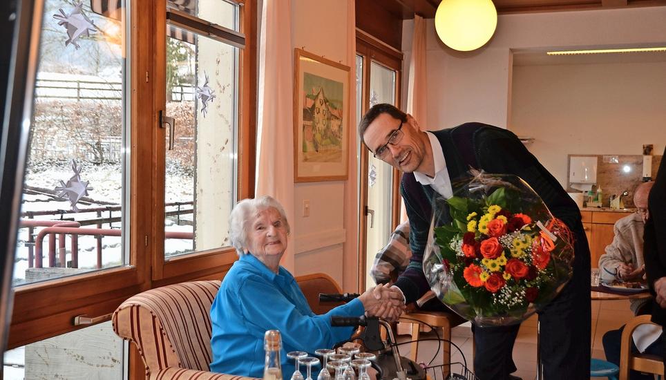 Hoher Besuch im Alterszentrum: Rosa Gerig-Hägele mit Sönke Bandixen. Bild: ZVG