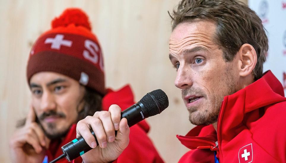Nationaltrainer Patrick Fischer an der Medienkonferenz mit SCB-Verteidiger Eric Blum (l.). Bild: Key