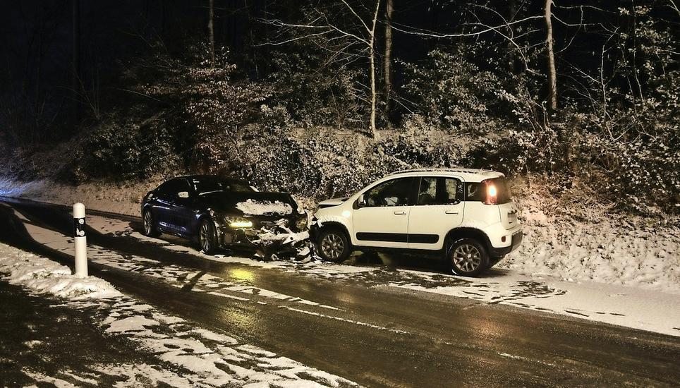Aufgrund des Wetters kam es zu mehreren Blechschäden. Bild. KaPo SG