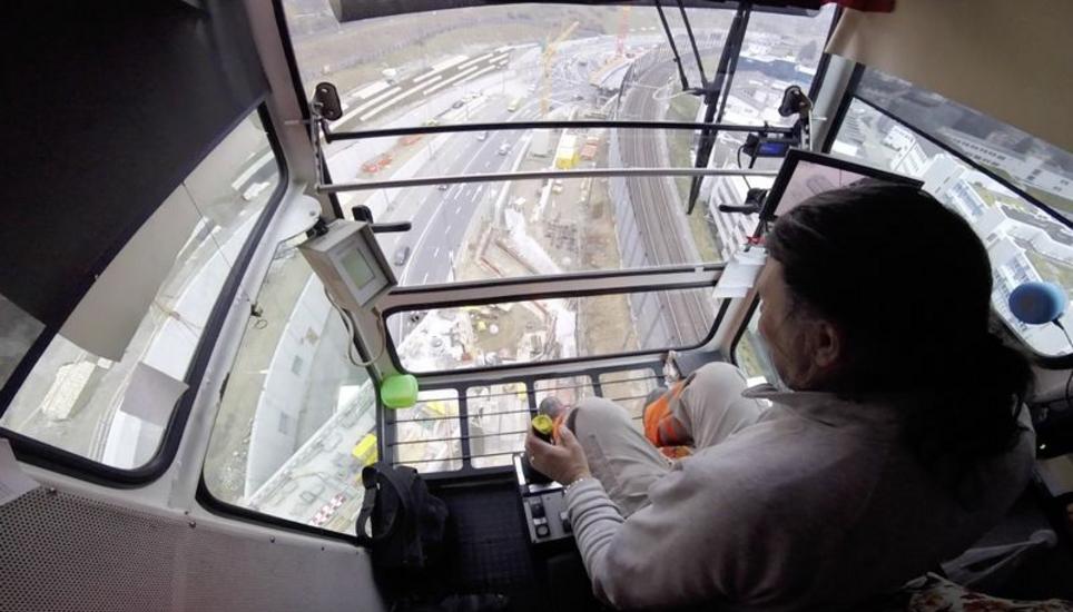 Kranführer Robert Schröders Blick von der Kabine aus auf die Baustelle im Bahntal unter ihm. Das grünliche Display links im Bild zeigt ihm an, wie schwer die Ladung am Haken ist. Bilder: Saskia Baumgartner