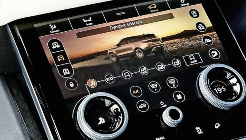 Die Bedienung des zusätzlichen Touchscreens ganz unten in der Mittelkonsole lenkt stark vom Fahren ab. Chic ist es unbestritten.