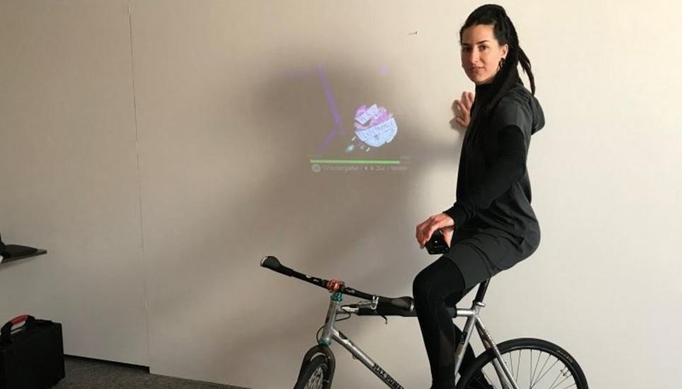 Conny Zenk auf dem Fahrrad, mit dem sie gerne Stein am Rhein und die Umgebung erkundschaftet. Bild: Radio Munot