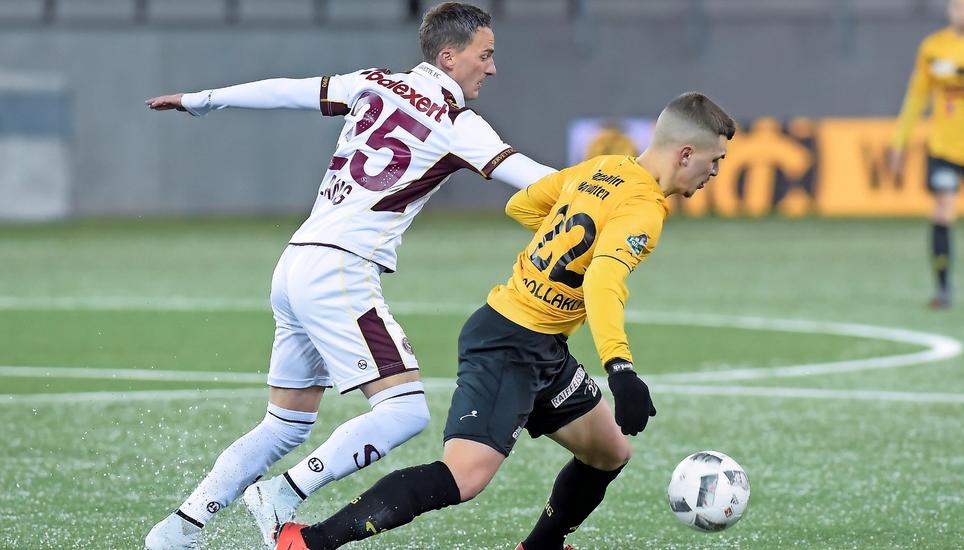 Ein Foul führte im Spiel gegen Servette FC zum späten Siegtreffer durch Steven Lang (links) . Bild: Roger Albrecht