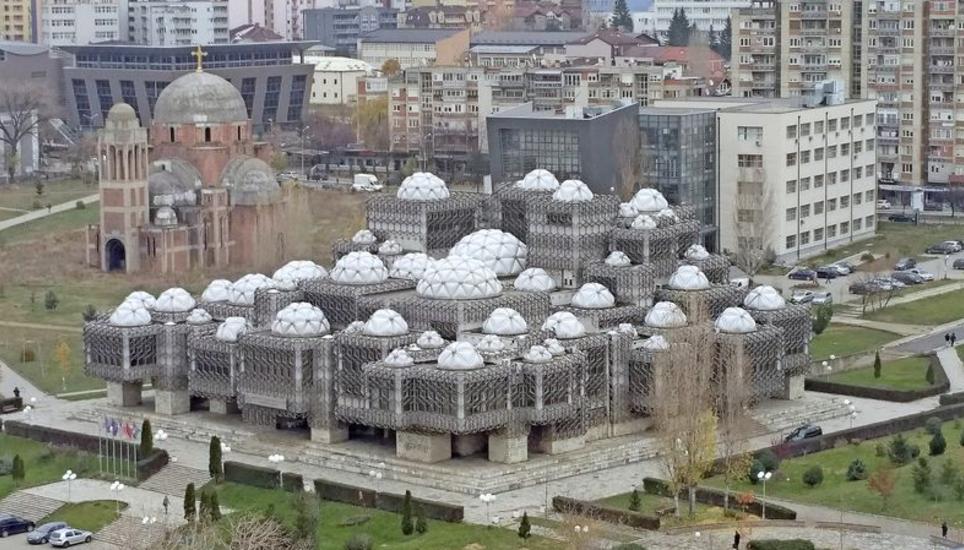 Prishtina ist keine makellose, aber eine irritierend spannende Metropole: Blick vom Glockenturm der Mutter-Teresa-Kathedrale auf die Nationalbibliothek und die Christi-Erlöser-Kathedrale.