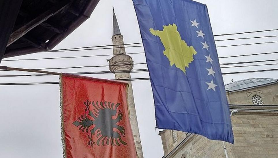 Die Nationalflagge des Kosovo (r.) wird oft durch den albanischen Doppeladler ergänzt.