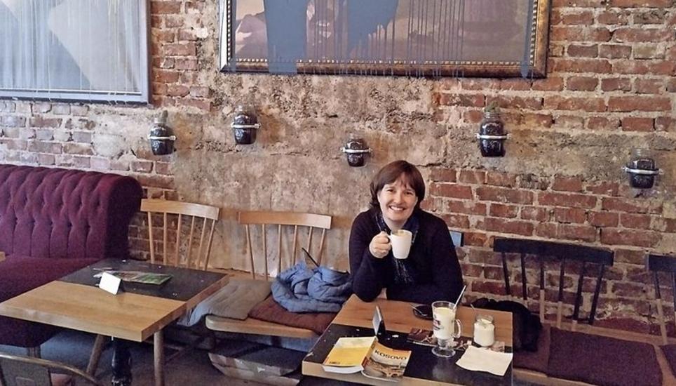 Kaffeekultur, wie hier im «Half & Half» mitten in der Fussgängerzone, wird in Prishtina grossgeschrieben.