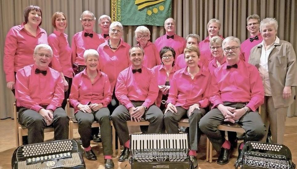 Das Akkordeon Orchester Schaffhausen mit Dirigentin Theresia Stuker (r.). Bild:ZVG