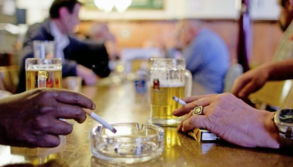 Fast 25 Prozent der Schweizer Bevölkerung sind Raucher, und jeder Fünfte trinkt zu viel Alkohol. Bild: Key