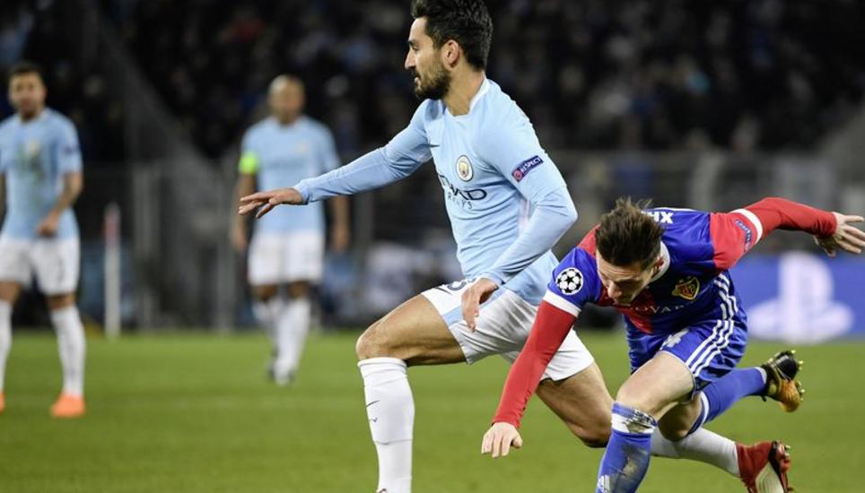 Einen Tick schneller: Der zweifache Torschütze Ilkay Gündogan entwischt dem Basler Taulant Xhaka (rechts). Bild: Key