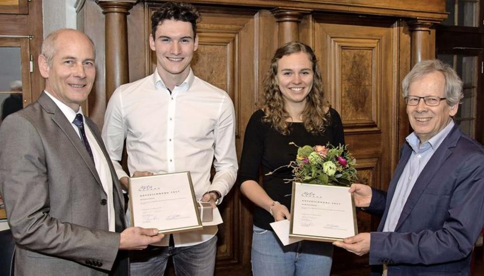 Regierungsrat Martin Kessler (ganz links) und Preisstifter Ernst A. Müller (ganz rechts) überreichten Michelle Baumer und Enrico Güntert in Neunkirch den Meta-Preis 2018. BILD DARIO MUFFLER
