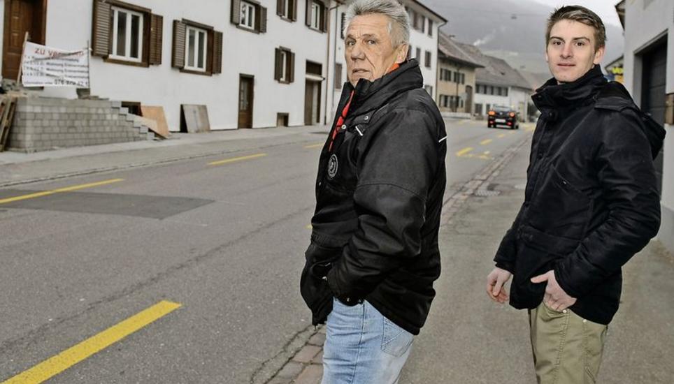 Vom «Behördenwahnsinn» zermürbt (v. l.): Arnold Güntert und Alexander Fetz (im Hintergrund der «Hirschen»). Bild: Selwyn Hoffmann