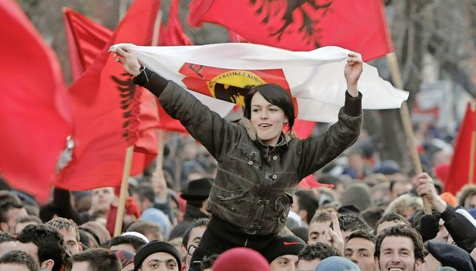 Heute vor zehn Jahren gingen in Prishtina Tausende von Menschen auf die Strasse, um die Unabhängigkeit Kosovos zu feiern. BILD KEY