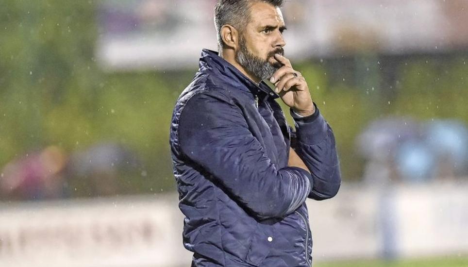 Wie schon im Herbst 2017 beim 0:5 standen der FCS und Trainer Boris Smiljanic auf dem Grünfeld im Regen. Bild: Roger Albrecht