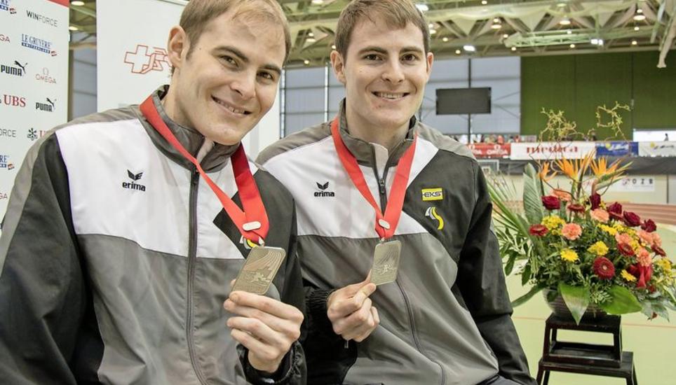 Roman (links) und Simon Sieber konnten am Schluss des Tages beide eine Silbermedaille präsentieren. Bild: Dario Muffler