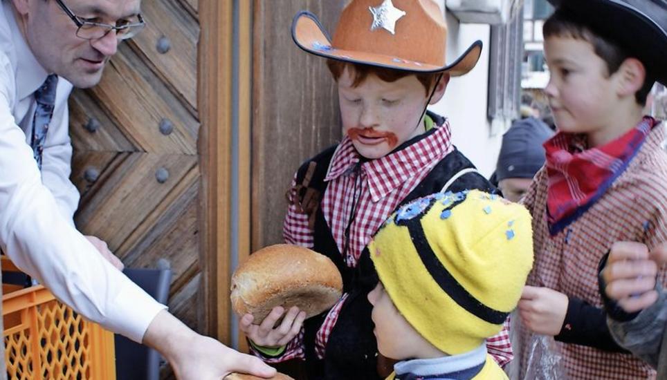 Einen Fasnachtsweggen gibt es für jedes Kind – frisch von der Bäckerei in Unterstammheim aus dem Oberstammer Gemeindehaus. Hier verteilt gerade der Oberstammer Gemeinderat Hansruedi Langhart fleissig Weggen. Bild: Susanne Feld