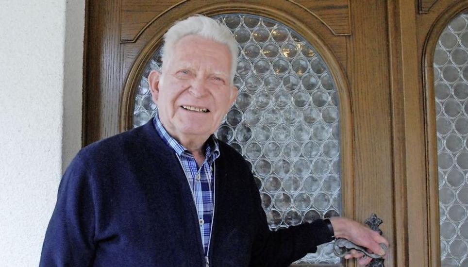 Von seinem Ibenhof aus in die Chorprobe muss Hermann Maier ein enges und steiles Strässchen bezwingen. Bild: Darina Schweizer