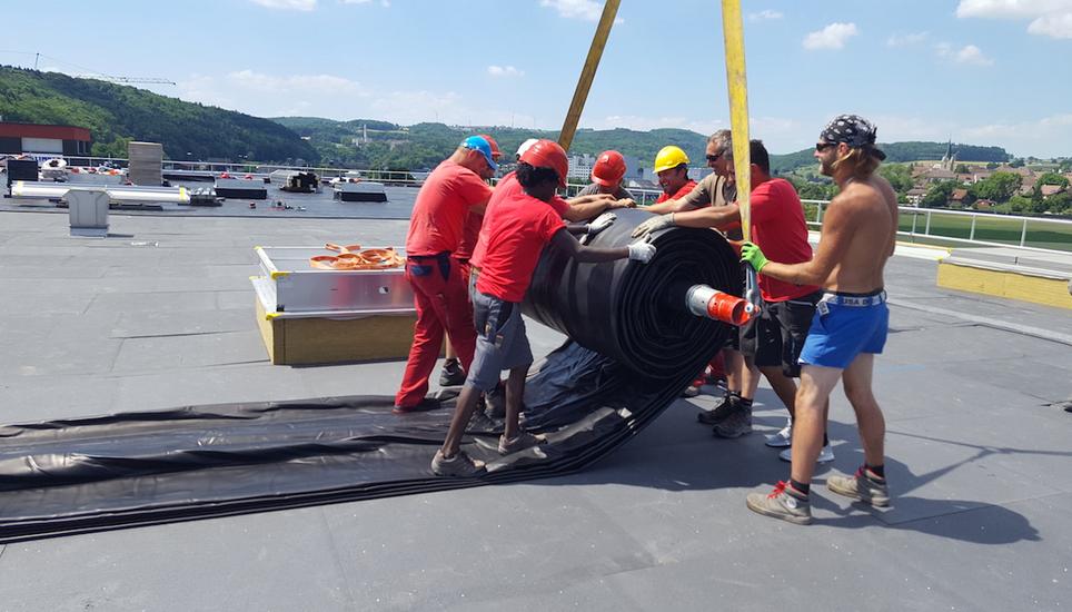 Fachleute von Bollinger dichten die Gebäudehülle so ab, dass das Gebäude nach Abschluss der energetischen Sanierung deutlich weniger Energie verliert. Bollinger betreibt Standorte in Schaffhausen und in Schleitheim.