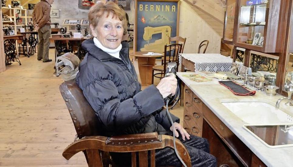 Susi Bolli-Uehlinger sitzt im alten Friseurstuhl ihres Vaters.