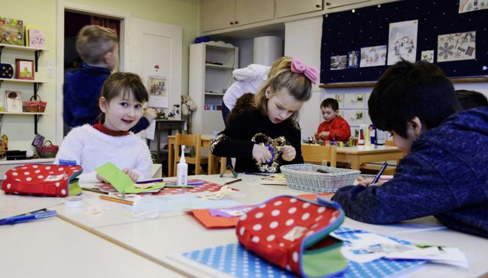 24 Kindergärtnerinnen aus dem Kanton Schaffhausen zogen bis vor Bundesgericht und sind dort nun gestern mit ihrer Diskriminierungsklage unterlegen – Kinder im Stadtschaffhauser Kindergarten Munothalde. Bild: Selwyn Hoffmann