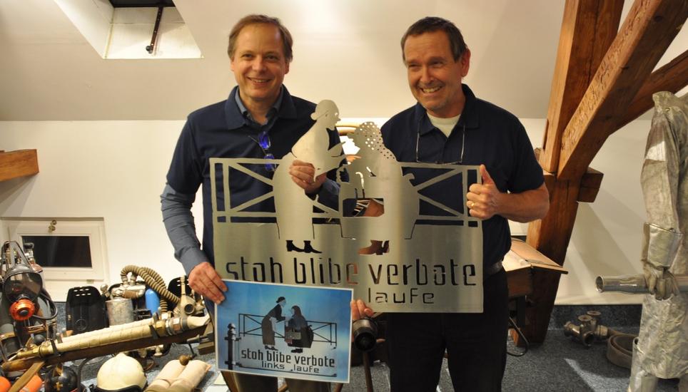 Martin Zulauf (l.) und Peter Loosli mit dem Nachbau des Schildes. Bild: Kay Fehr