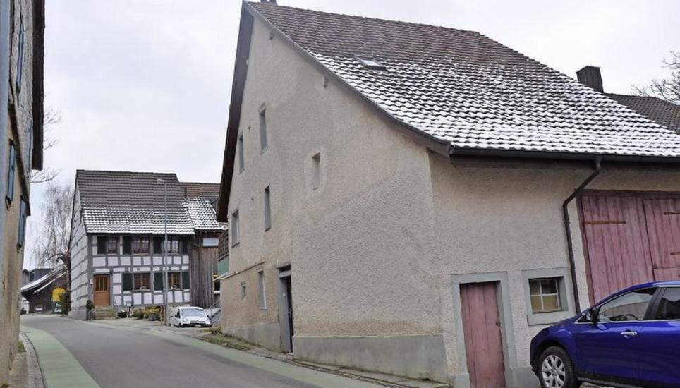 Dörflingen, Hintergasse 10. Es ist gut möglich, dass das Gebäude bis ins 16. Jahrhundert zurückreicht. Um 1900 wurde es verputzt, sodass das Fachwerk zurzeit nicht sichtbar ist.