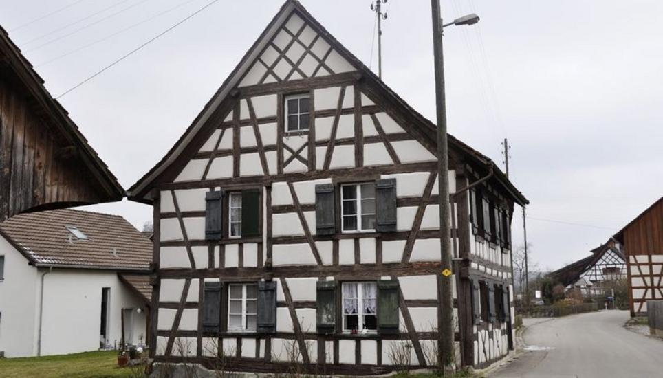 Hemishofen, Dorfstrasse 15. Dieses Haus aus dem späten 18. Jahrhundert nimmt im Zentrum des historischen Dorfkerns eine wichtige Stellung ein und prägt den Dorfcharakter und das Strassenbild.