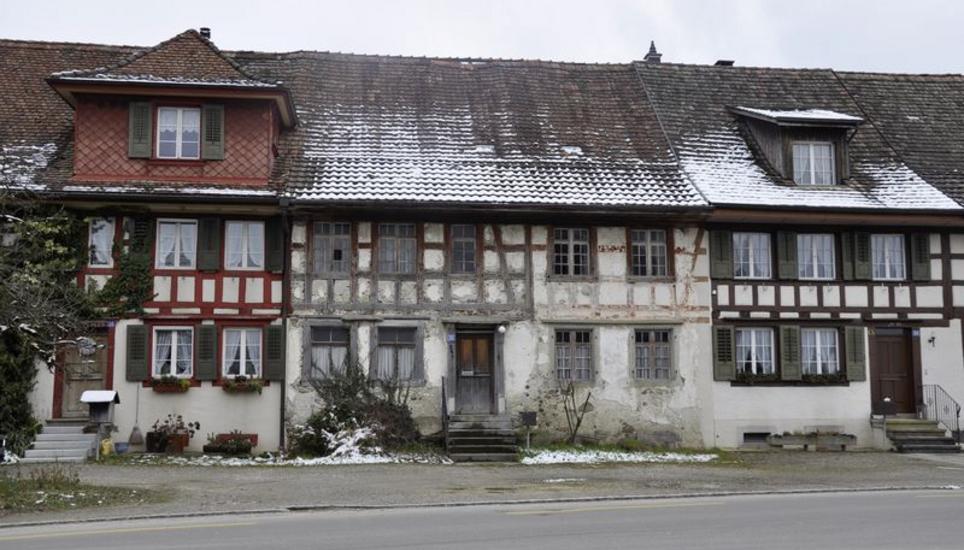Neudörflingerstrasse 34, 36 und 38. Diese typischen Vielzweckhäuser wurden um 1840 erbaut und haben einen hohen Stellenwert für die wertvolle Bausubstanz von Dörflingen. Bilder : Alfred Wüger