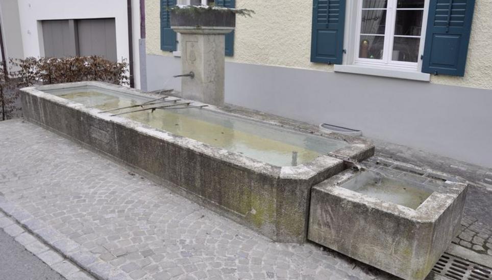 Der Dorfbrunnen im Hinterdorf von Dörflingen: Er stammt aus dem Jahre 1884 und erinnert an die Zeit, als Dörflingen noch ein reines Bauerndorf war.