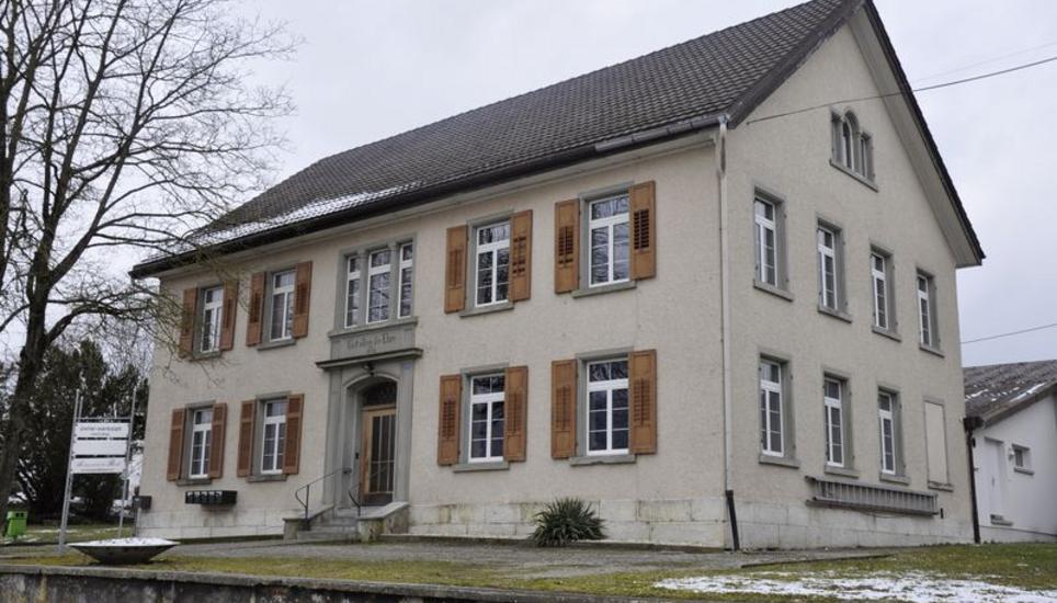 Das alte Schulhaus in Buch: Das Gebäude gehört zur Dorfgeschichte, als die Gemeinde noch eine eigene Schule hatte. Heute ist das Haus umgenutzt und beherbergt unter anderem ein Buchantiquariat.