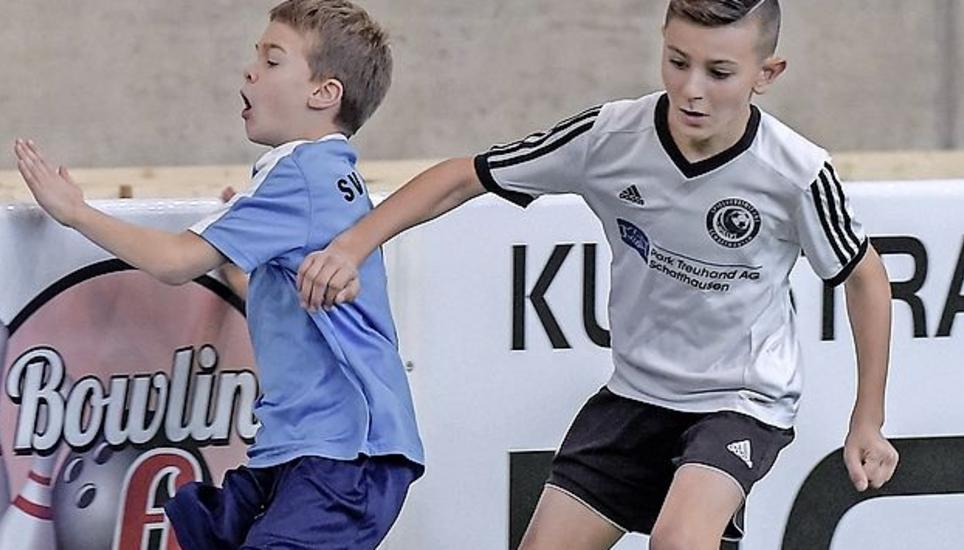 Hoch her geht es auf dem Spielfeld mit Kunstrasen und Rundumbande. Bild: alb
