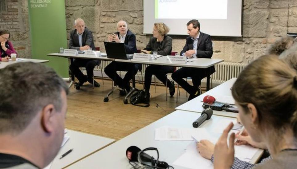 Felix Wolffers, Co-Präsident der Skos (Zweiter von l.), spricht an der Seite von Markus Kaufmann, Geschäftsführer der Skos, Therese Frösch, Co-Präsidentin der Skos, und Nicolas Galladé, Stadtrat von Winterthur und Präsident Städteinitiative (von l.), an der gestrigen Pressekonferenz. Bild: Key