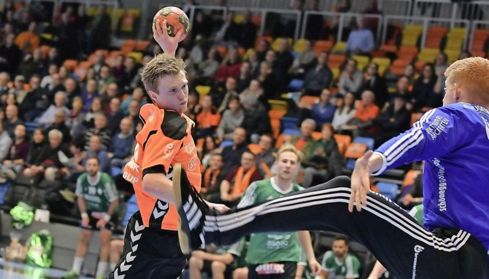 Kadetten-Spieler Maximilian Gerbl, fünffacher Torschütze, lässt Thun-Keeper Flavio Wick keine Chance. BILD MICHAEL KESSLER