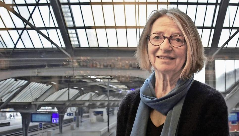 Sibylle Elam im Zürcher Hauptbahnhof: Zürich war einst Fluchtpunkt ihrer Eltern. BILD EDITH FRTSCHI