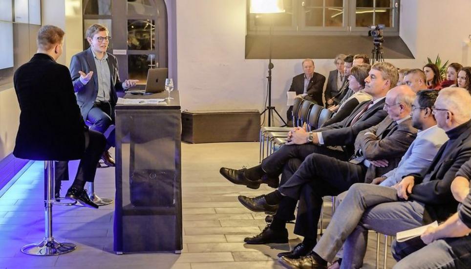 Raphael Mahari (links) interviewt seinen Bruder Robert im Haus der Wirtschaft. Bild: Michael Kessler