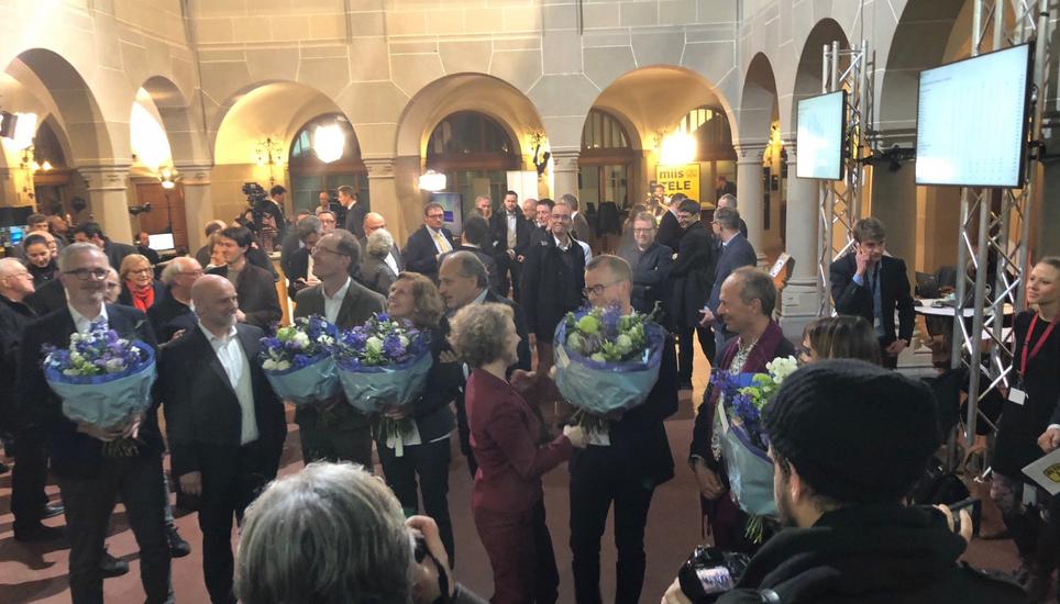 Blumen für die Siegerin: Corine Mauch ist und bleibt Zürichs Stadtpräsidentin. Bild: Sidonia Küpfer