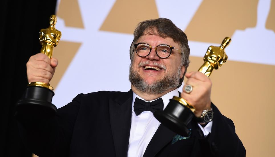 Regisseur Guillermo del Toro mit seinen zwei Oscars. Bild: Key