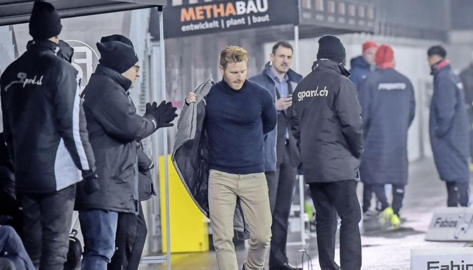 Der Abgang: Chiasso-Trainer Guillermo Abascal (Mitte) muss seine Arbeitszone im Lipo-Park verlassen. Bild: Roger Albrecht