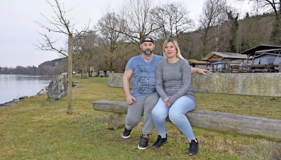 Michèle Mischler mag «das Campingflair», Avdo Boti hat sich in die Lage direkt am Rhein verliebt. Am 1. April eröffnen die beiden das Restaurant Läui. Bild: Darina Schweizer